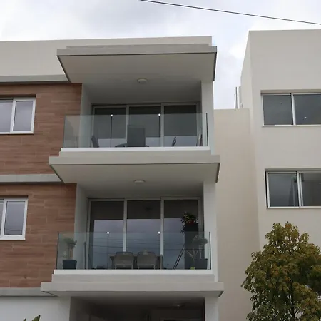 Spacious And Sleek In Engomi Apartament Lakatamia