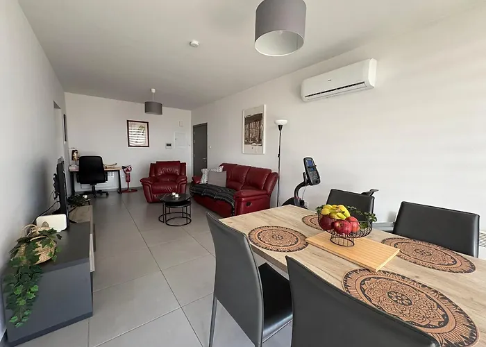 Modern 2br Near Unic & Engomi Mall